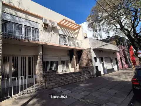 Hermosa casa con garage para varios autos - fondo libre - pileta y quincho