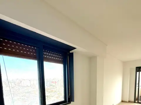 4 AMBIENTES, 82 MTS TOTALES, AL FRENTE CON BALCÓN, COCINA INDPTE, BAÑO COMPLETO Y TOILETTE, EXC. UBICACIÓN
