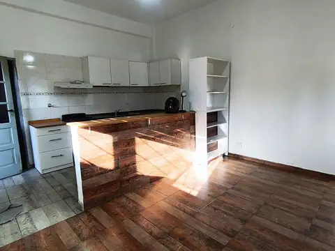 Departamento tipo casa a metros de Estacion Ferrocarril Urquiza