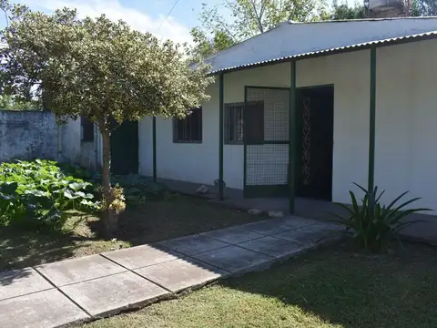 VENTA CASA CON 2 DORMITORIO Y PILETA  EN MORENO